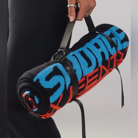 Savage X Fenty Lit Leisure Throw Blanket With Harness - Picture 5 of 6